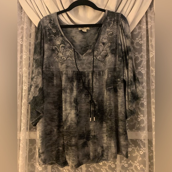 ONE WORLD Tops - ❤️5 for $20❤️ONE WORLD Gray and Black Embroidered Top